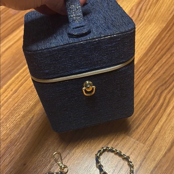 CHANEL Dark Blue and Gold Chain Holder - Picture 4 of 5